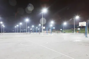 校园篮球场灯光图片_1