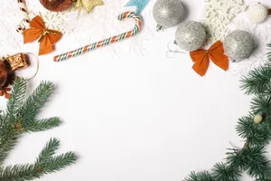 冷杉树叶和圣诞树装饰品图片第张