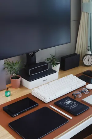 电脑桌电脑键盘办公用品图片