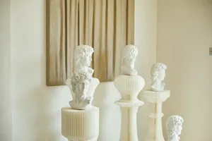 白色石膏人物雕像图片_1