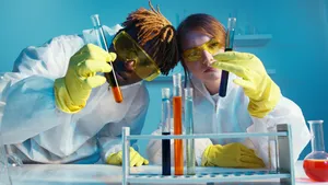 科学家手拿着实验室试管图片_1