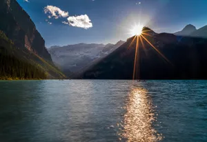 清晨路易斯湖面风景图片_1