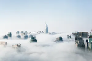 白色蒸腾的雾风景图片