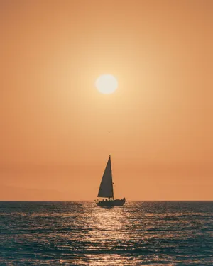 海上帆船日出图片