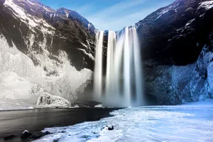 雪域高山瀑布图片