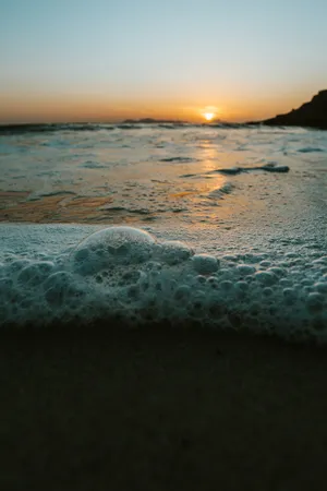 夕阳下的海滩图片