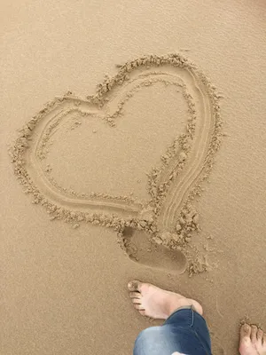 沙滩画出爱心图片_1