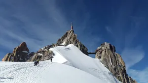 法国勃朗峰一片雪白的冬季风景图片