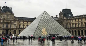 法国巴黎卢浮宫建筑风景图片