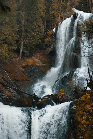 高山流水瀑布摄影图