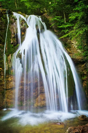 山间瀑布高清图片第张