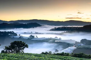 云雾缭绕的村庄图片第张