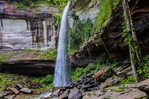山涧中飞流直下的瀑布图片第张
