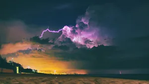 空中明亮的闪电图片第张