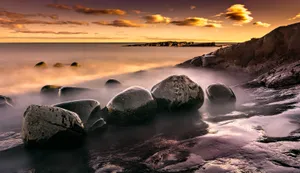 海边的黑色鹅卵石图片第张