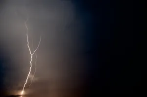 夜晚城市中的闪电图片第张