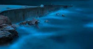 雾气朦胧的海面图片第张