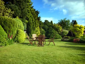 园林中桌椅景色图片第张