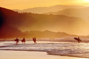 海滩黄昏行走图片第张