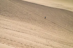 甘肃敦煌鸣沙山月牙泉风景图片第张