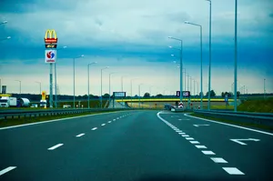 用沥青铺成的公路图片第张