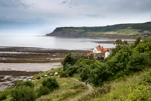 英国惠特比罗宾汉湾海滩风景图片第张