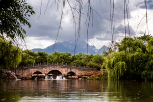 云南丽江黑龙潭公园风景图片第张