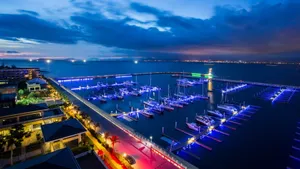 海南三亚鹿回头帆船码头风景图片第张