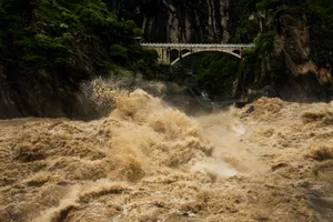 奔腾咆哮的云南虎跳峡风景图片第张