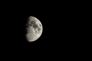 夜空中的月亮图片