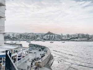 沿海城市海岸风光图片