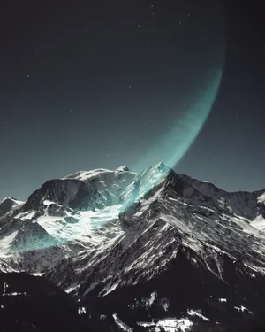 陡峭山峰景观图片
