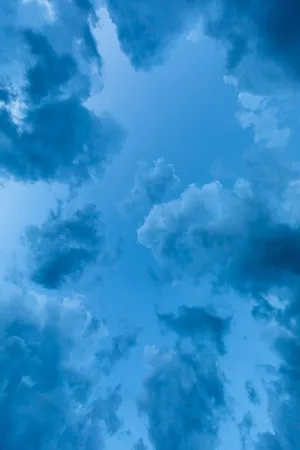 纯蓝色天空云朵背景图片