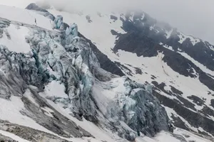 巍峨的高山图片第1张