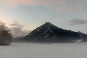 美丽高山山峰摄影图_1