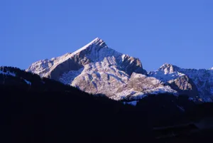 荒山雪山山顶图片