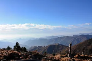 巍峨山脉图片