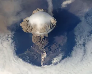 火山爆发鸟瞰图_1