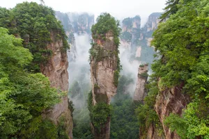 壮观的山峰美景图片