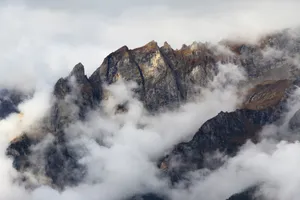 云雾缭绕的山脉图片第1张
