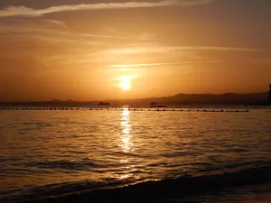 海面日落波光图片