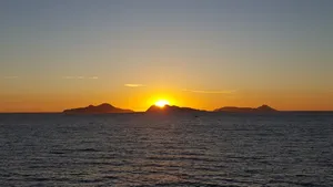 傍晚海平面日落图片