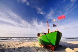 海岸边的小船图片