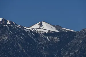 山地雪山景观图片_1