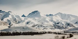 冬天山脉雪景图片