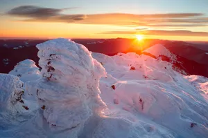 冬日暖阳雪山图片第1张