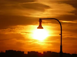 路灯夕阳图片第1张