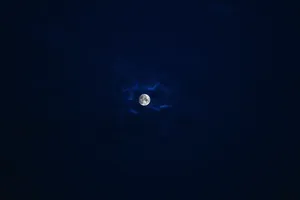 夜空中的月亮图片