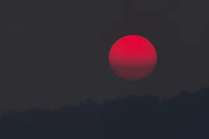 红色月亮照片