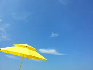 遮阳伞与天空图片_1